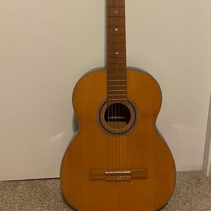 Guitar almost like new, very nice.